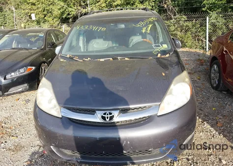 2010 Toyota Sienna Limited z USA, uszkodzony, nr VIN 5TDDK4CC7AS029938